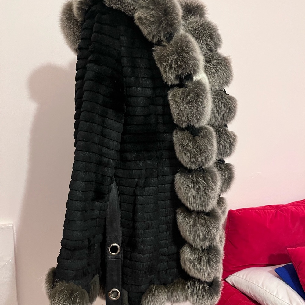 Chic Black Fur Jacket - image 3